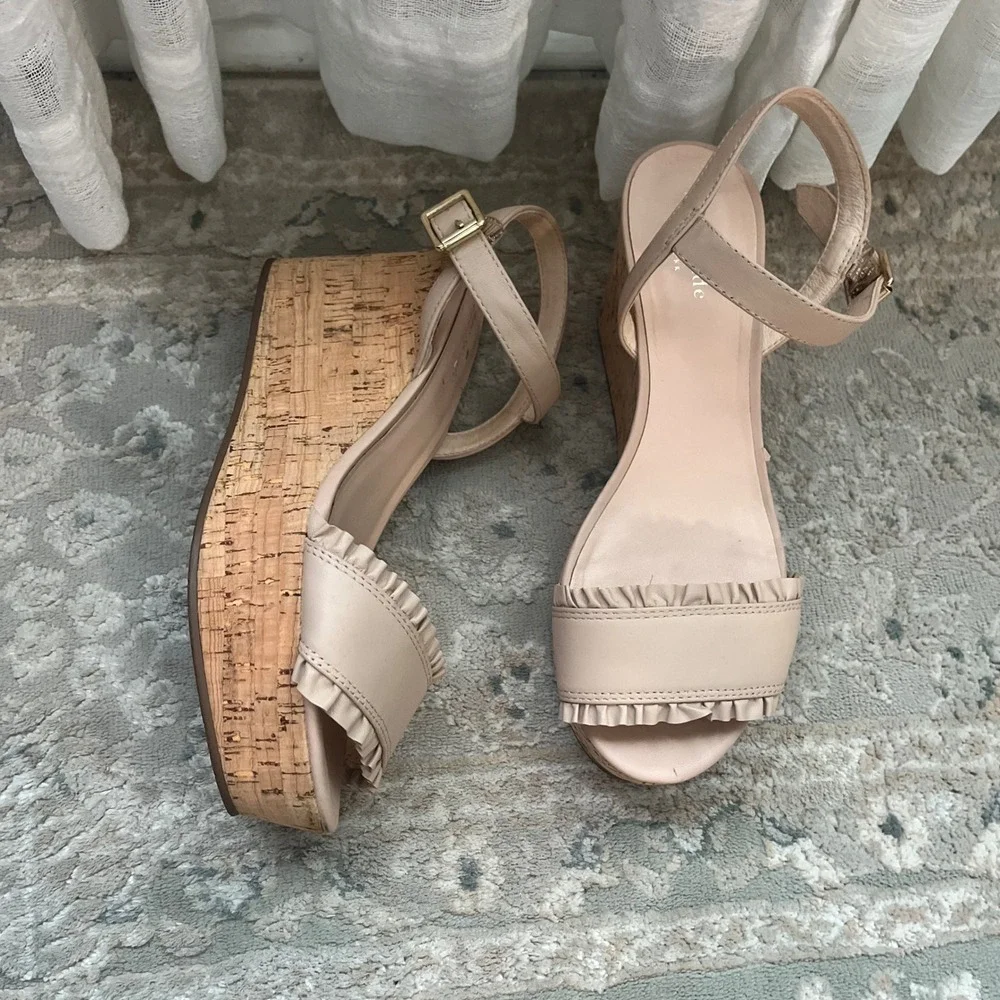 Kate Spade Tomas Nude Beige Ruffle Leather Cork Wedge Sandals 9.5M Preppy